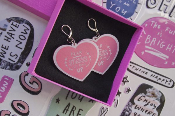 fondo stickers caja de carton rosada con un par de artes con forma de corazon dear stress lets break up
